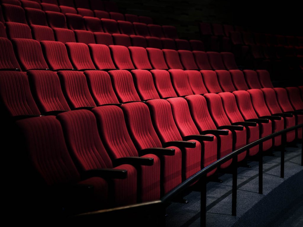 Salle de cinéma avec sièges vides