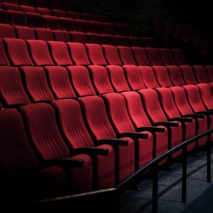 Salle de cinéma avec sièges vides