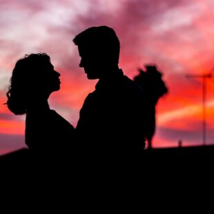Silhouettes d'un couple sur fond de coucher de soleil