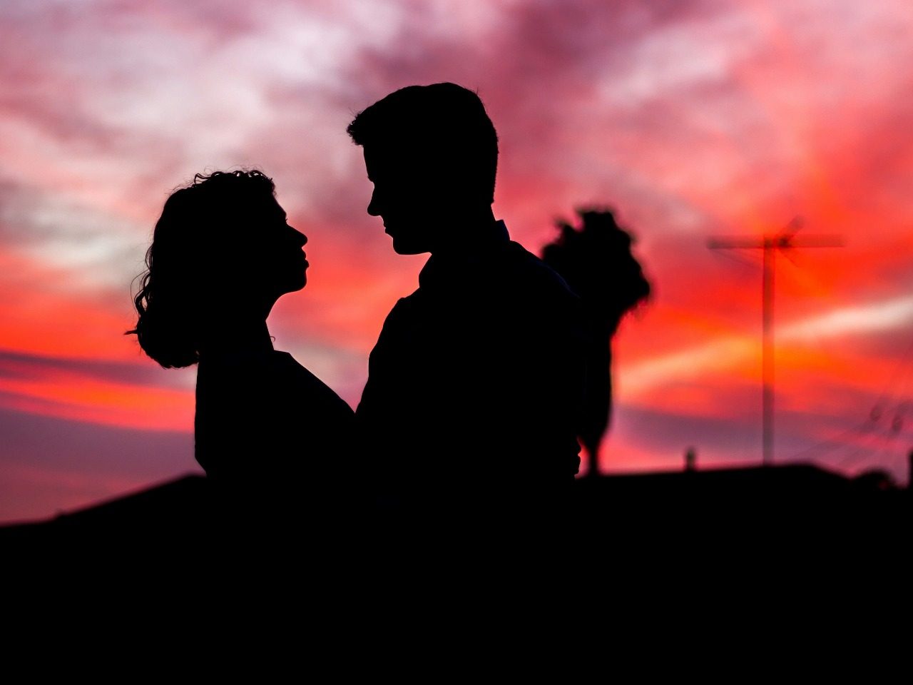 Silhouettes d'un couple sur fond de coucher de soleil