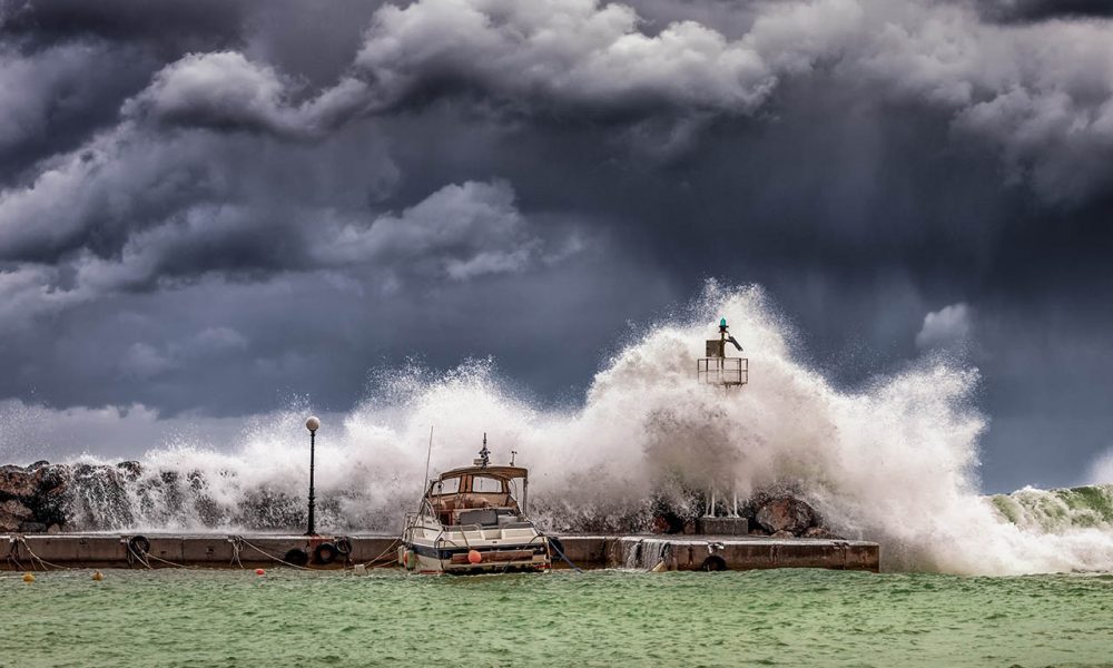 Mer agitée et ciel sombre