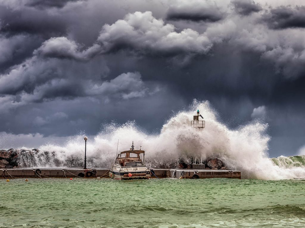 Mer agitée et ciel sombre