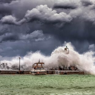 Mer agitée et ciel sombre