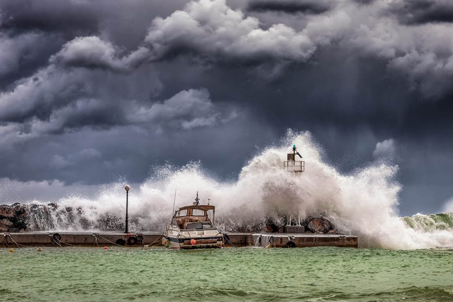 Mer agitée et ciel sombre