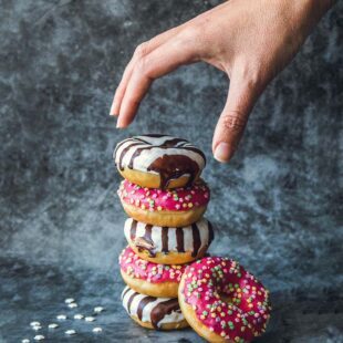 Pile de donuts et main qui prend le premier