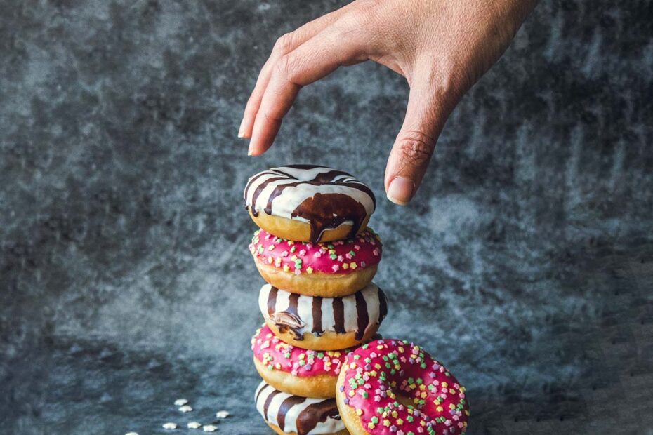 Pile de donuts et main qui prend le premier