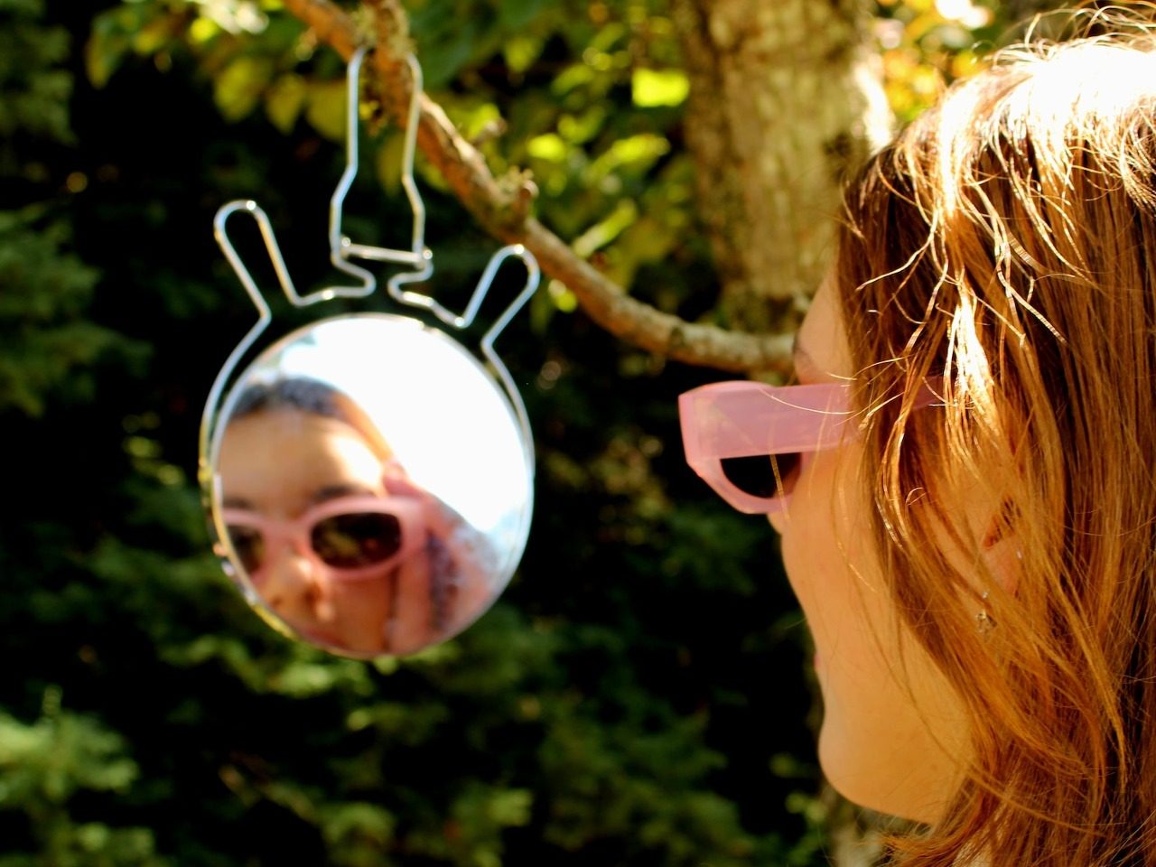 Jeune fille adolescente qui se regarde dans un miroir