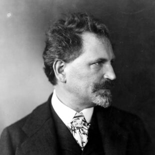 Portrait de profil en noir et blanc de Alfons Mucha