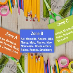 Zones A, B, C des vacances scolaires sur fond en bois entouré de founitures