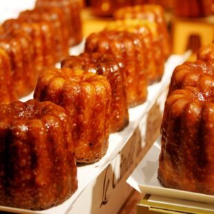 Rangées de cannelés dorés