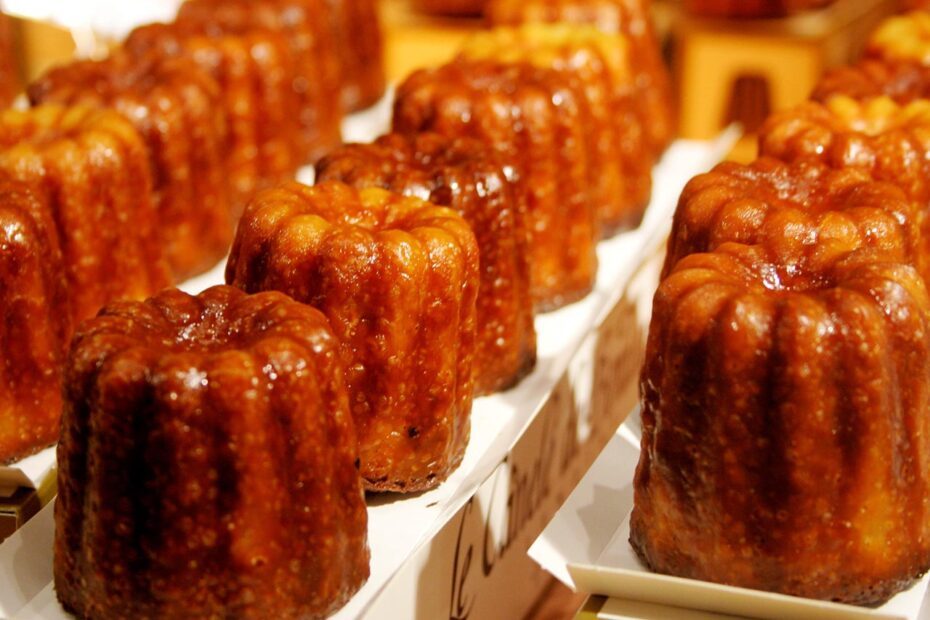 Rangées de cannelés dorés