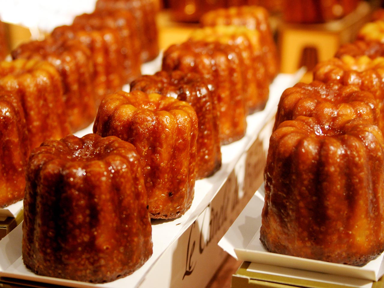 Rangées de cannelés dorés