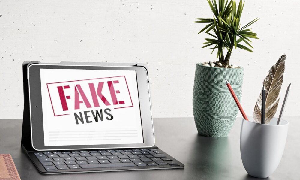 Ecran d'ordinateur portant la mention "Fake news"