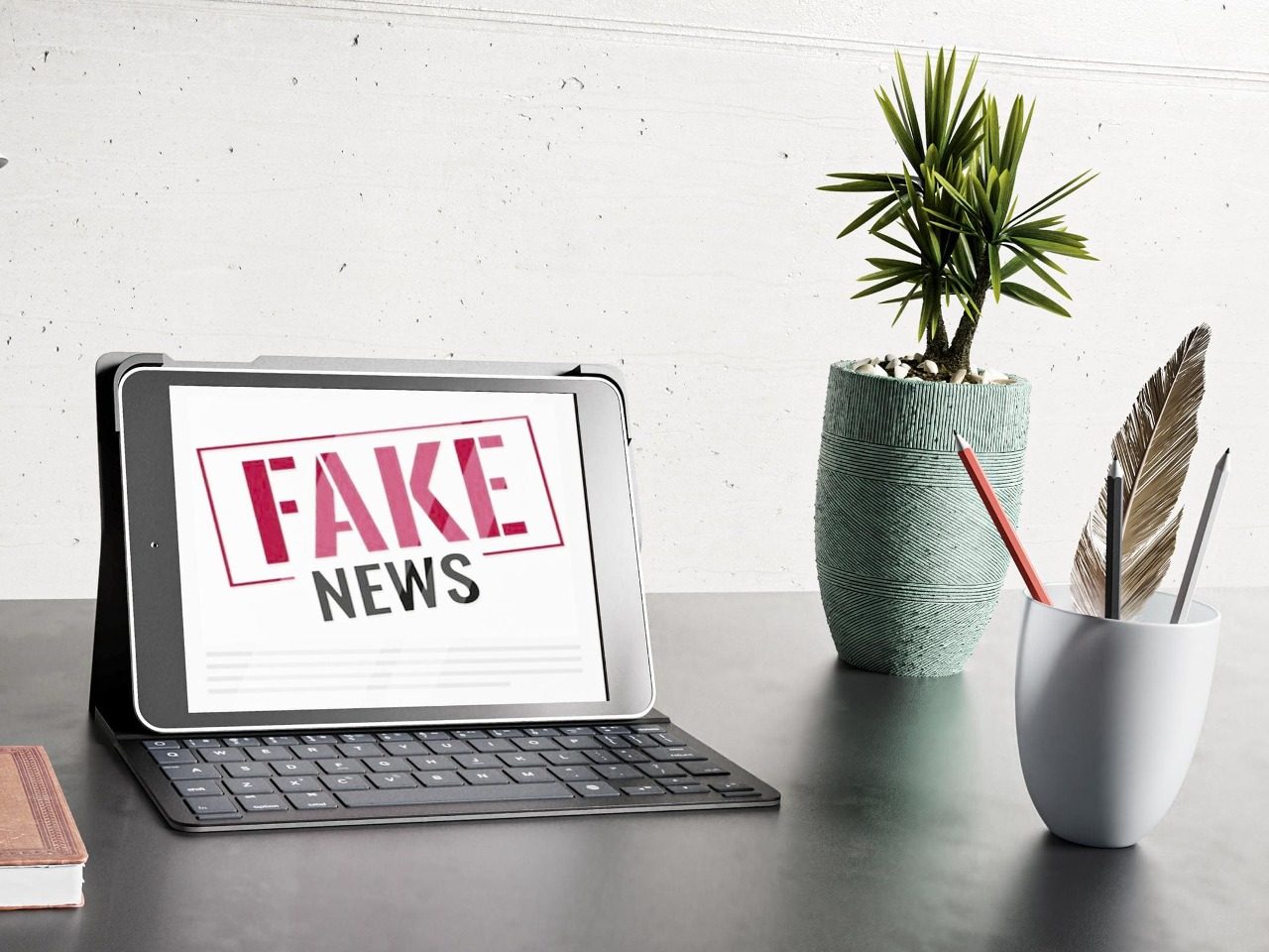 Ecran d'ordinateur portant la mention "Fake news"