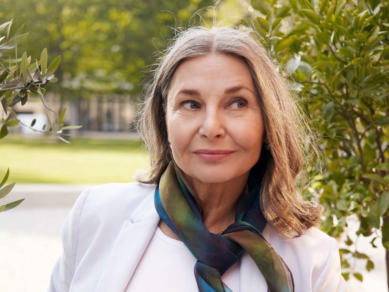 Image de femme de plus de 50 ans à l'air malicieux