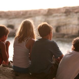 Image de 4 amis assis face à la mer, par florendia de Pixabay