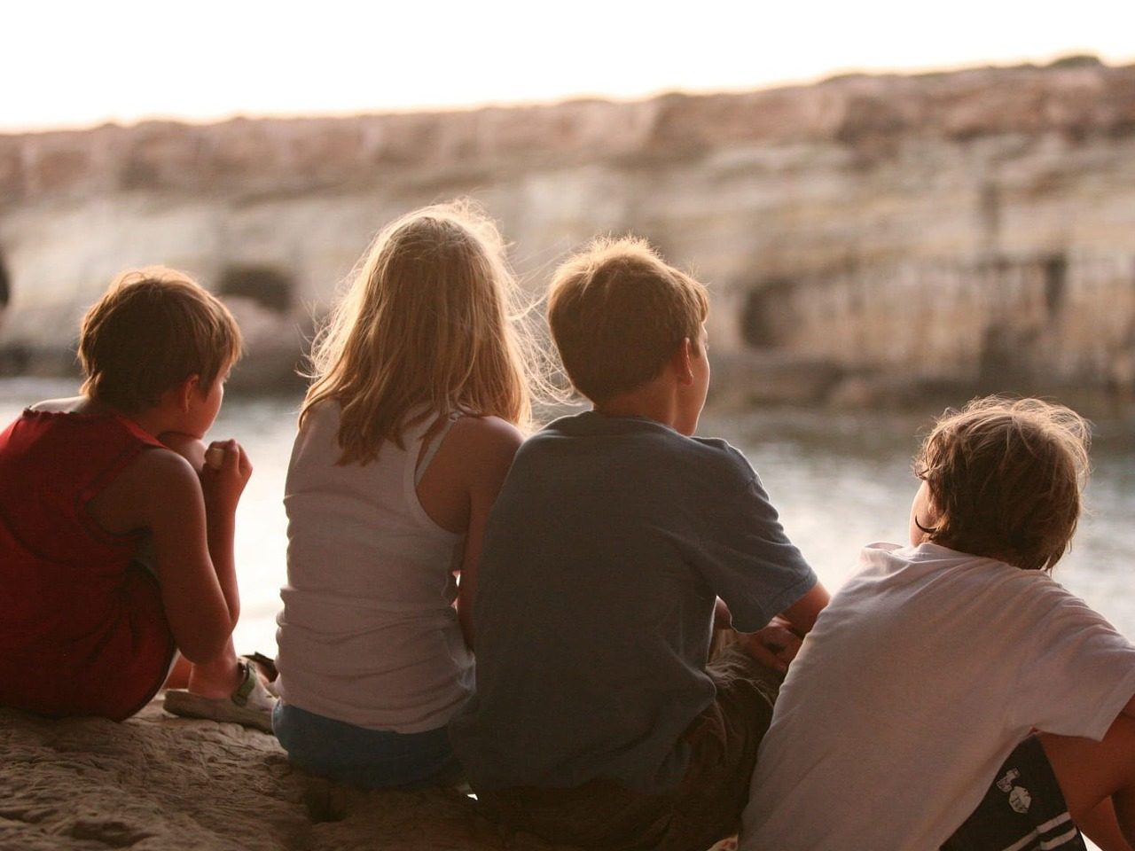 Image de 4 amis assis face à la mer, par florendia de Pixabay