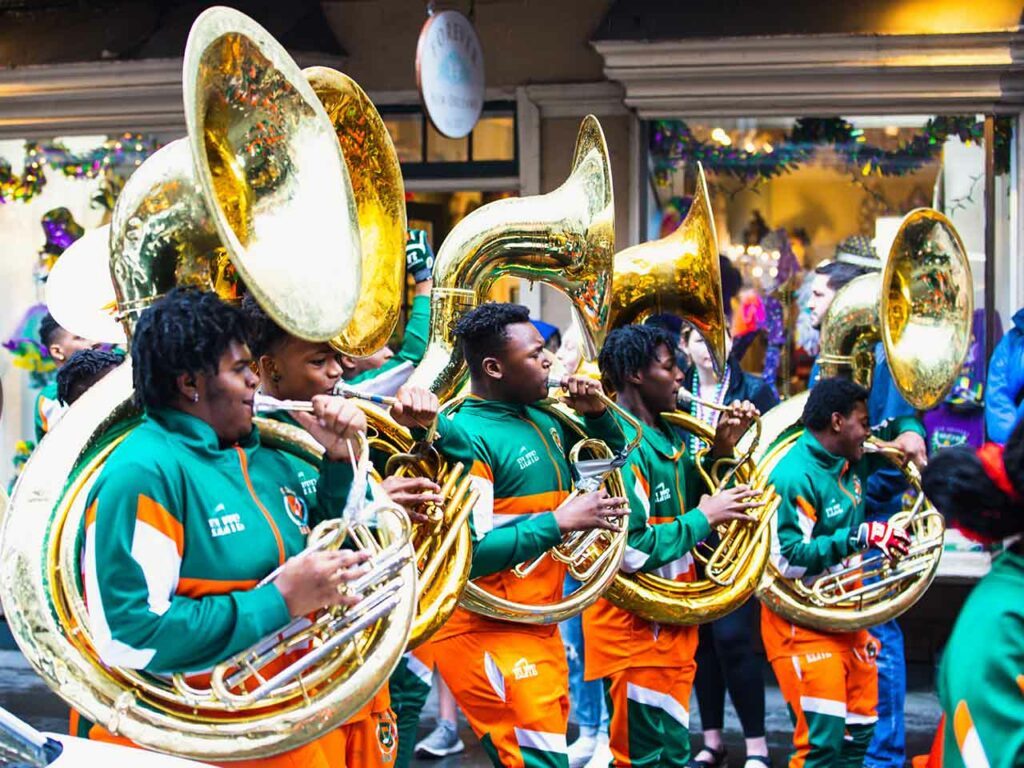 Cinq personnes jouant du soubassophone au carnaval de la Nouvelle-orléans