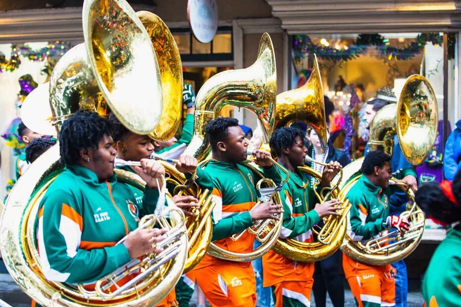 Cinq personnes jouant du soubassophone au carnaval de la Nouvelle-orléans