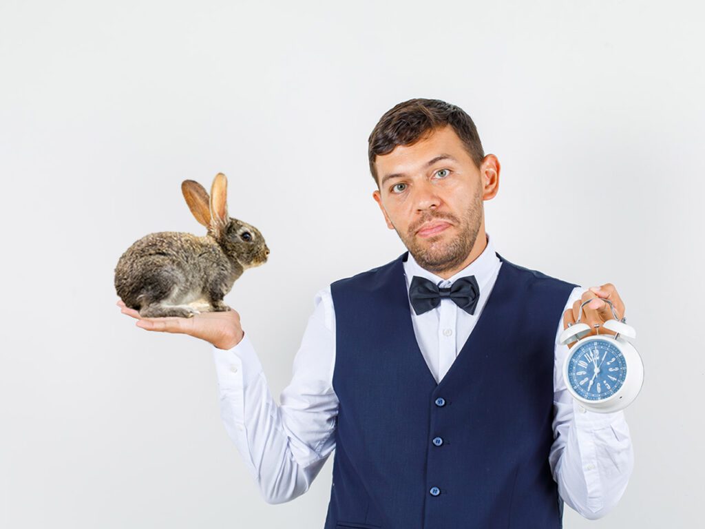 homme avec réveil et lapin