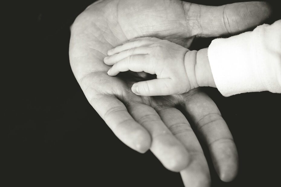 Main de bébé dans main adulte