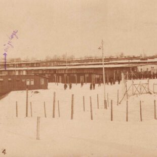 Photo noir et blanc de camp de prisonniers français en Allemagne