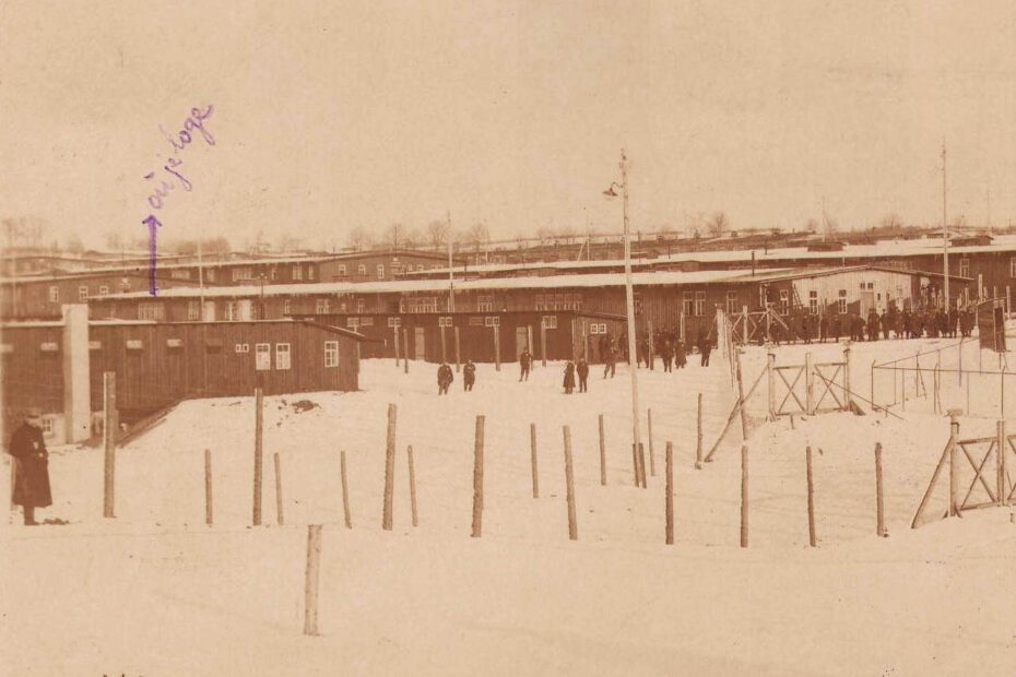 Photo noir et blanc de camp de prisonniers français en Allemagne