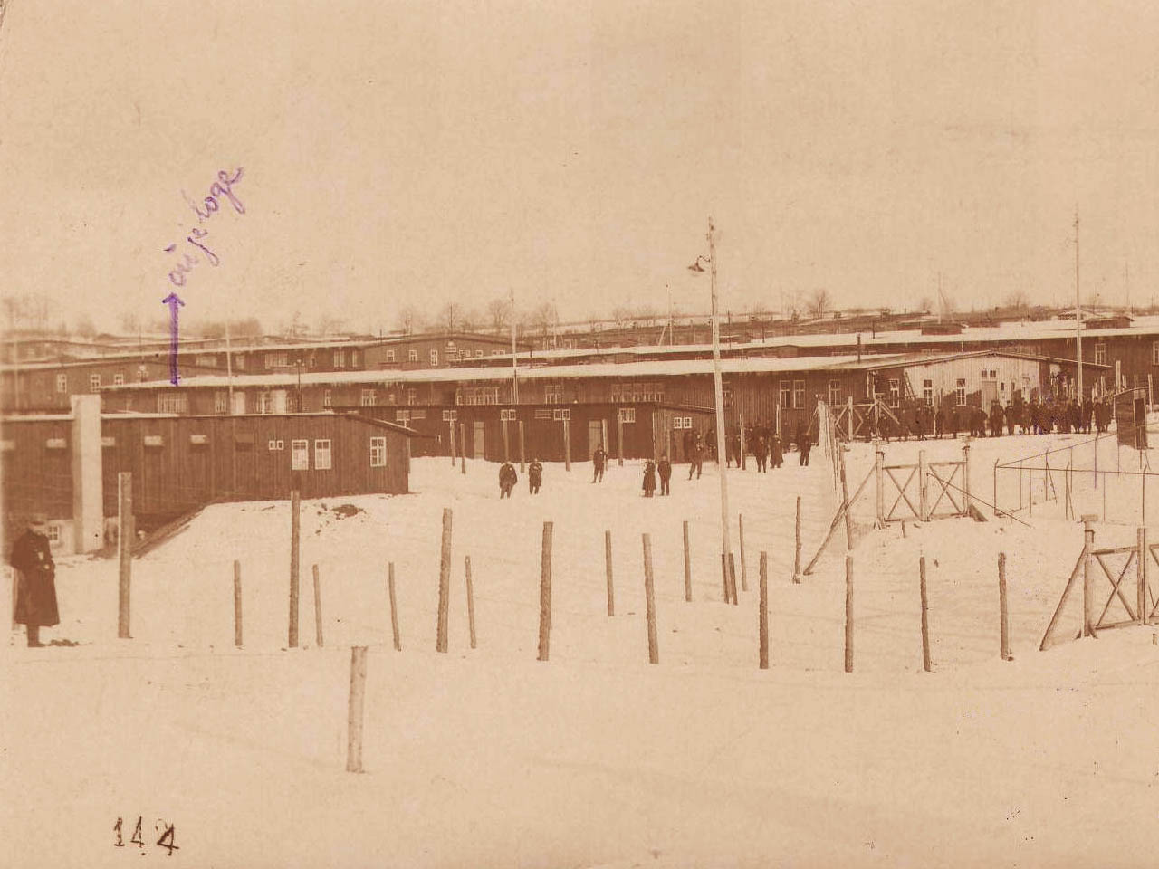 Photo noir et blanc de camp de prisonniers français en Allemagne