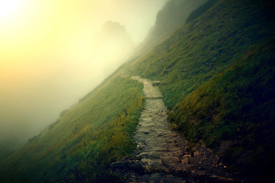 Petit sentier dans la montagne et dans la brume