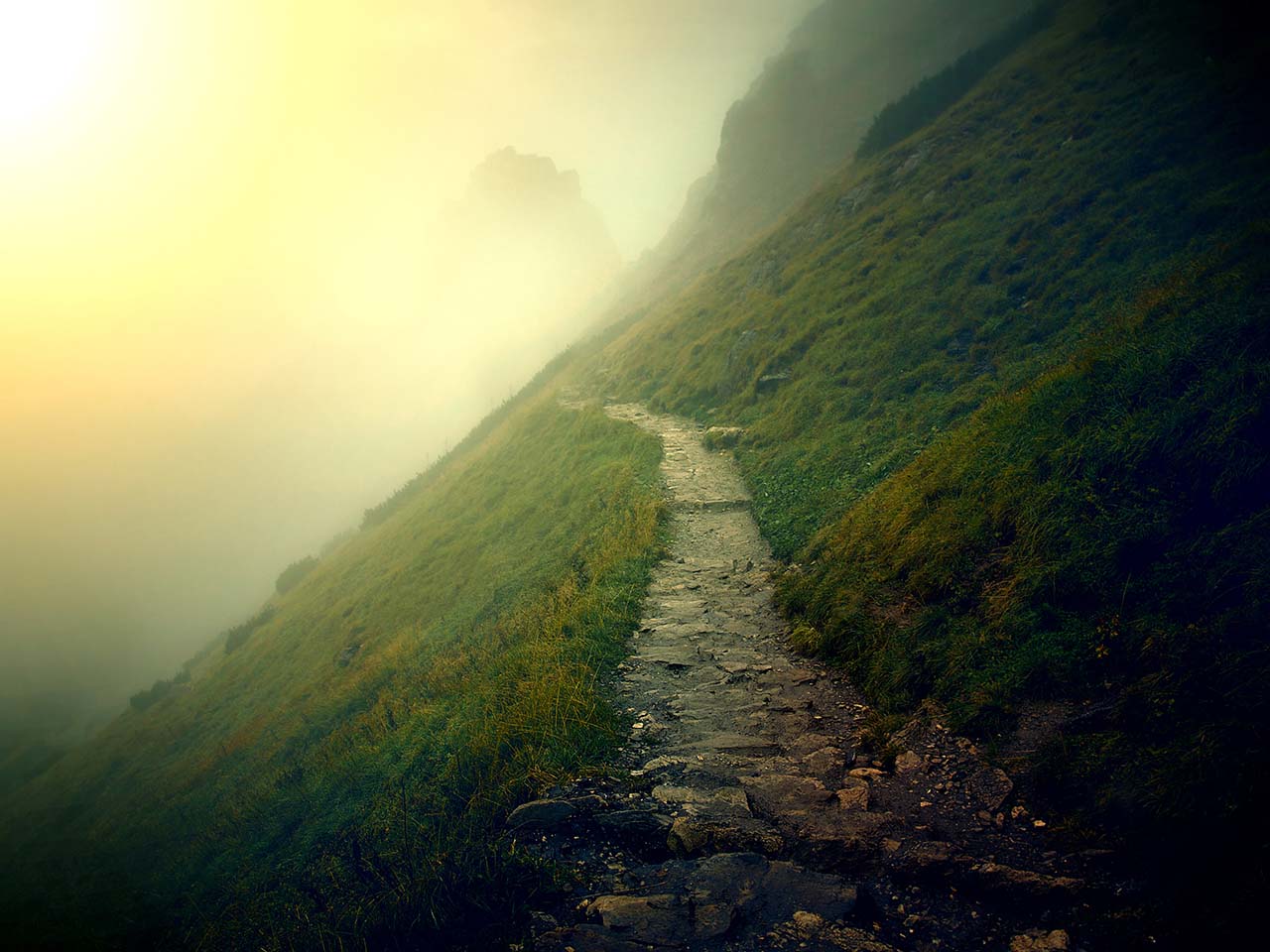 Petit sentier dans la montagne et dans la brume