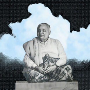 S.N. Goenka assis en tailleur sur fond de nuages avec effet graphique
