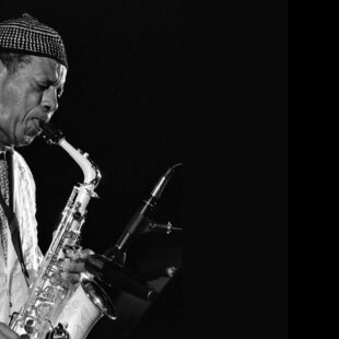 Ornette Coleman au saxophone