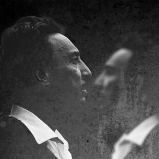 Profil gauche noir et blanc de Romain Gary au premier plan et profil droit lui ressemblant en arrière-plan flou. Les deux profils se font face.