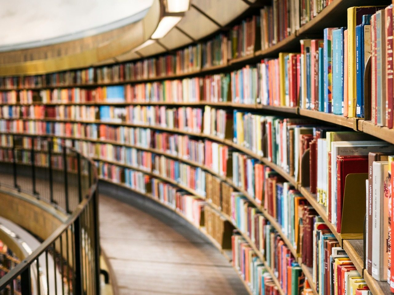 Etagères de livres dans une bibliothèque.