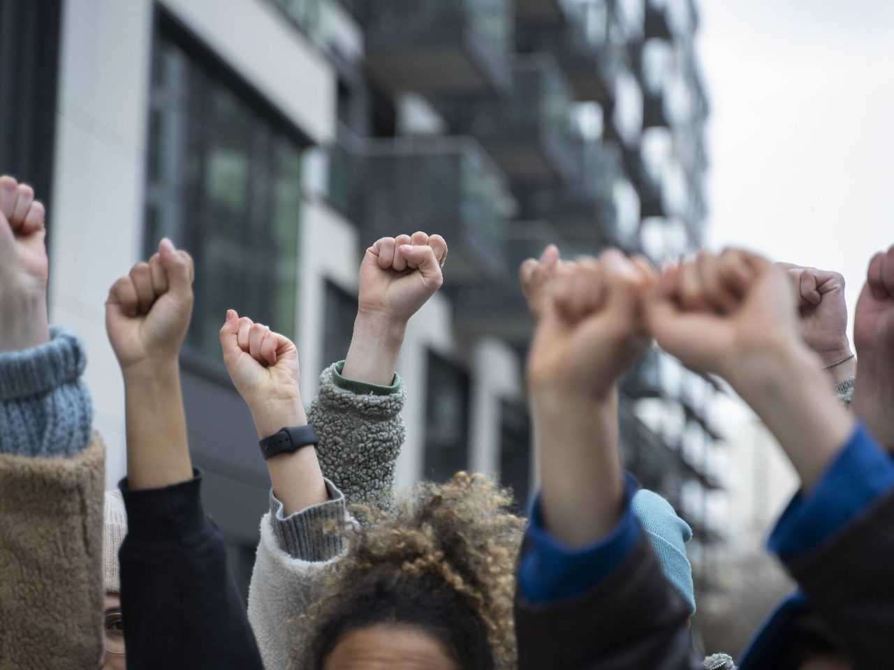 Poings levés en signe de manifestation.