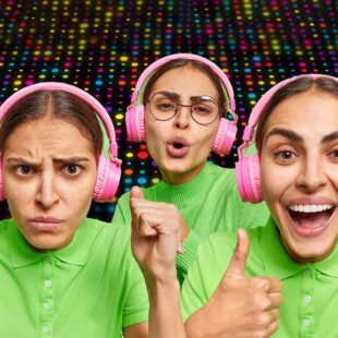 Femme écoutant de la musique au casque montrant trois émotions différentes