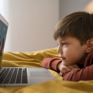 Image d'enfant devant un écran d'ordinateur