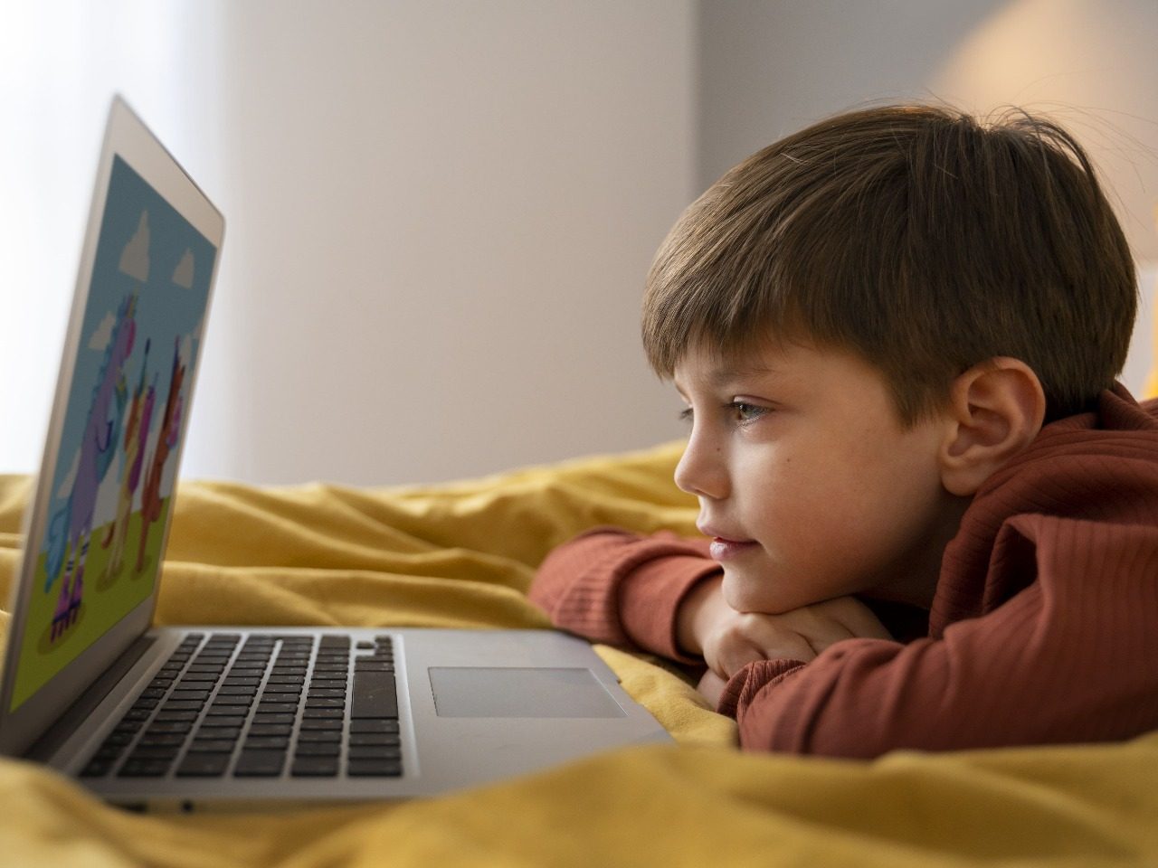 Image d'enfant devant un écran d'ordinateur