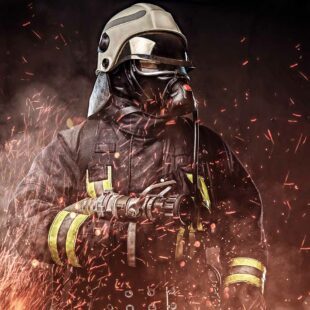 Pompier au milieu d'étincelles de flammes
