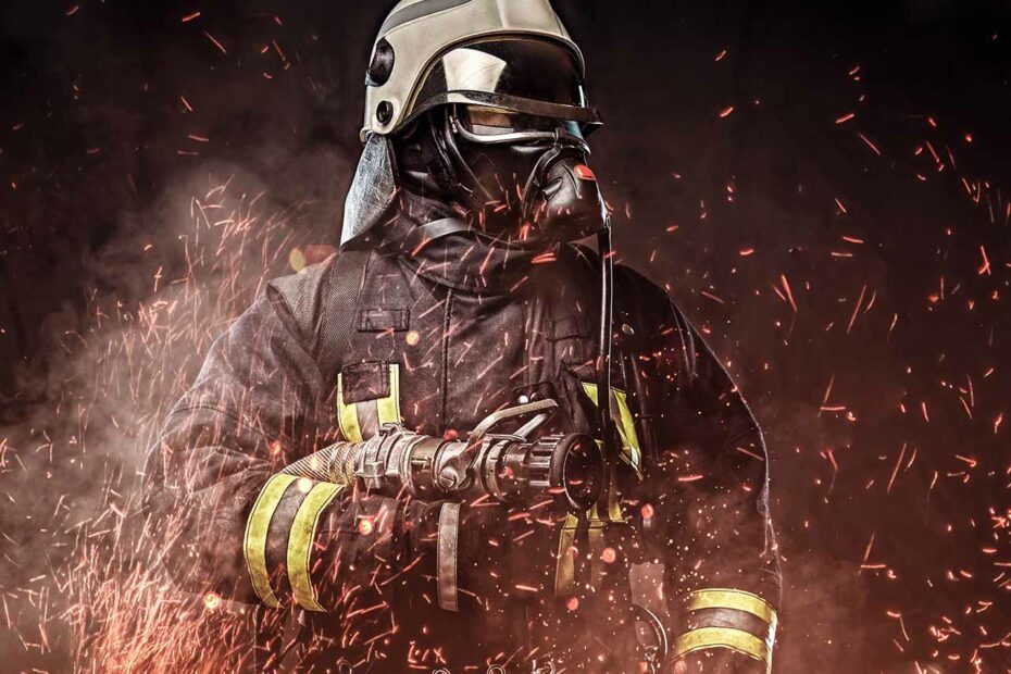 Pompier au milieu d'étincelles de flammes