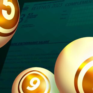 Gros plan de boules de loterie sur fond formulaire impôts