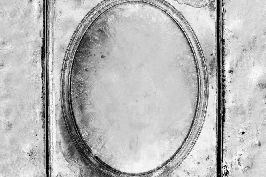 MIroir accroché sur un mur ancien