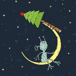 image d'un extraterrestre assis sur une lune avec un sapin sans guirlande, accroché à l'extrémité de la lune.