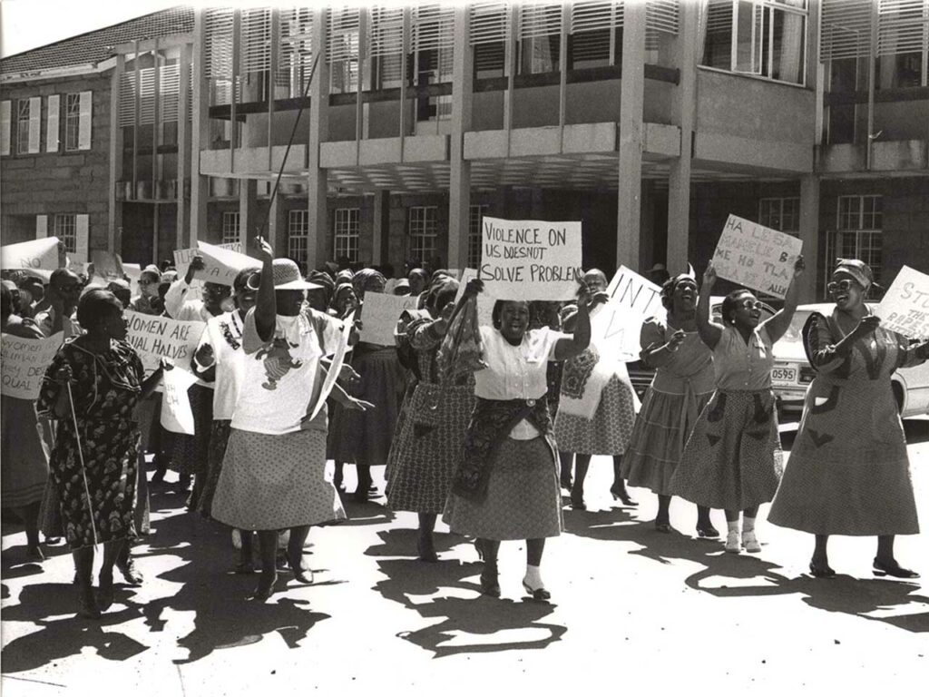 Photographie en noir et blanc, de format paysage représentant une manifestation des femmes du Losotho contre la violence.