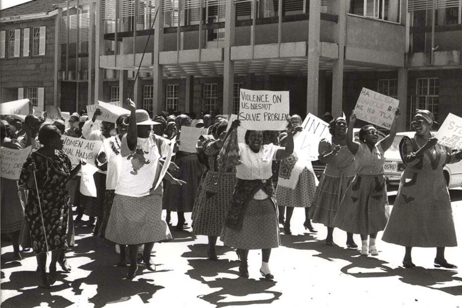 Photographie en noir et blanc, de format paysage représentant une manifestation des femmes du Losotho contre la violence.