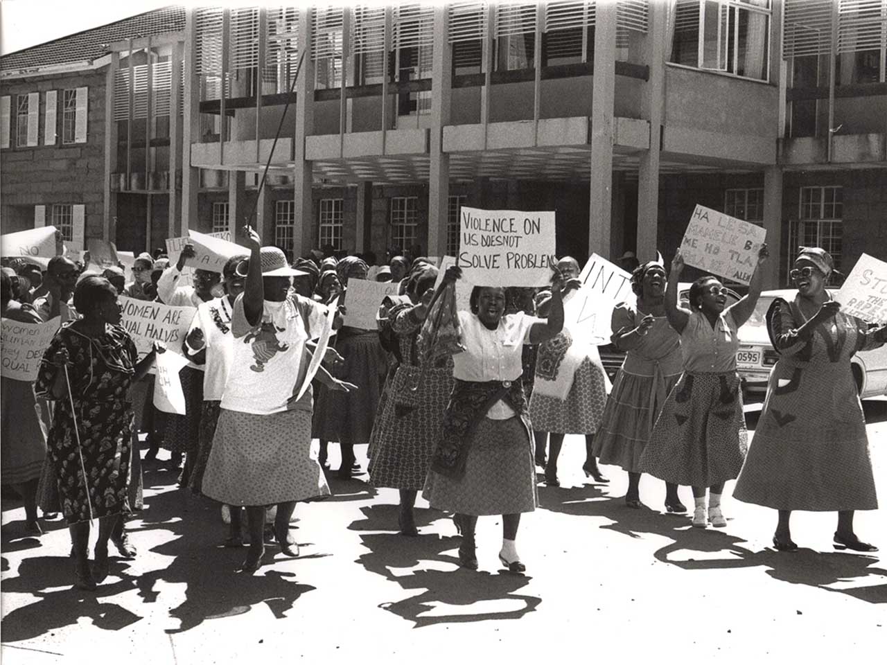Photographie en noir et blanc, de format paysage représentant une manifestation des femmes du Losotho contre la violence.