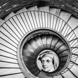 Photographie en noir et blanc montrant un escalier descendant en colimaçon avec au centre le portrait de Fibonaci