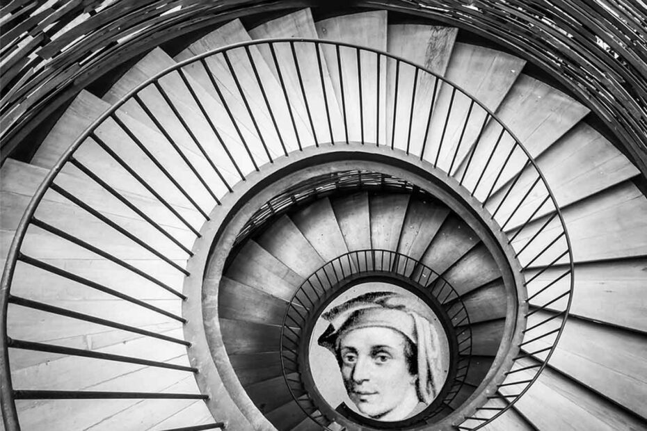 Photographie en noir et blanc montrant un escalier descendant en colimaçon avec au centre le portrait de Fibonaci