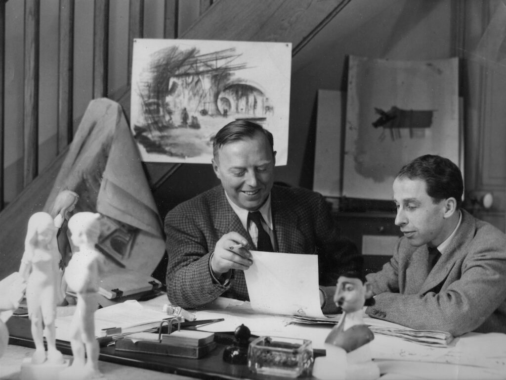 Paul Grimault (à gauche) et André Sarrut (à droite), à l'époque de leur collaboration au sein des Gémeaux. Au premier plan : les statuettes des personnages, qui servent de références d'échelle et de proportion pour les animateurs.