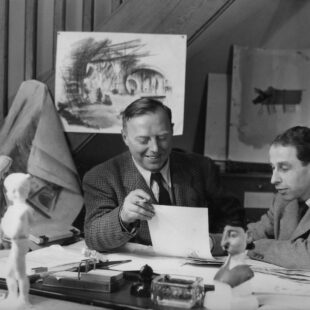Paul Grimault (à gauche) et André Sarrut (à droite), à l'époque de leur collaboration au sein des Gémeaux. Au premier plan : les statuettes des personnages, qui servent de références d'échelle et de proportion pour les animateurs.